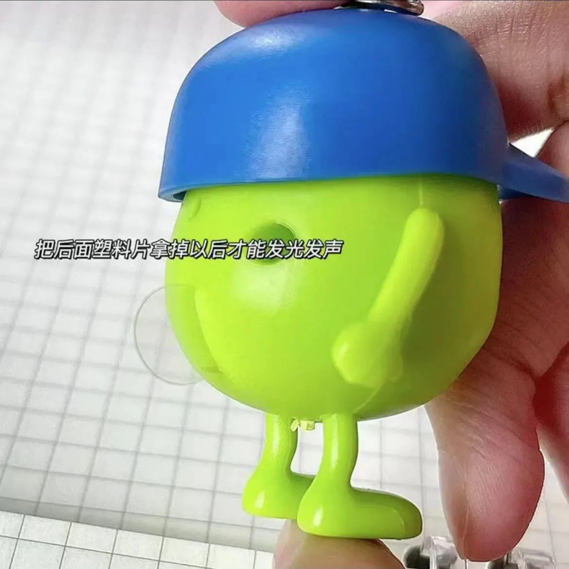 HOT NEW Les grands yeux illuminontont et dites 'Je t'aime'. Porte-clés, bébé poupée, artefact de confession, monstre pendentif sonore, porte-clés