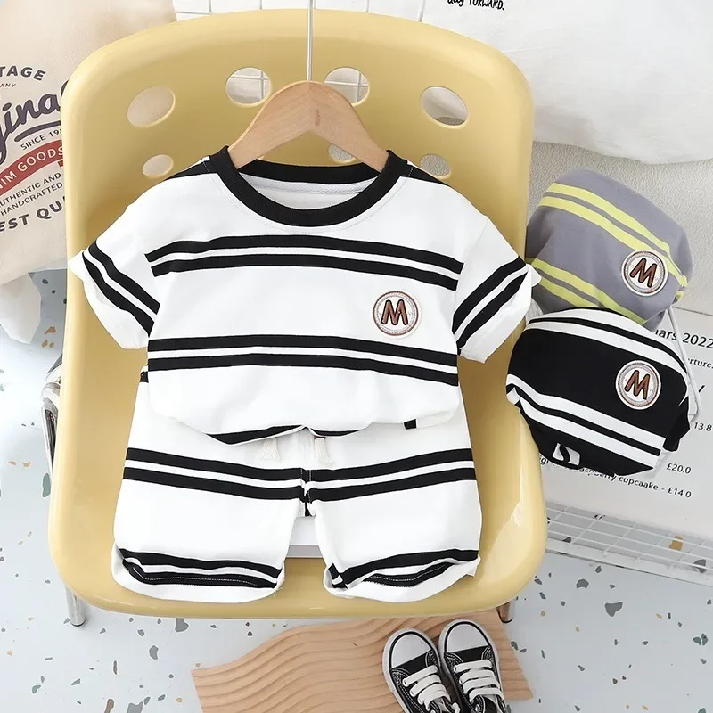 Fashion Summer in Young Boys' Boys' Summer Suit 2024 New Short-sleeved Striped Children's Fashion Summer Handsome