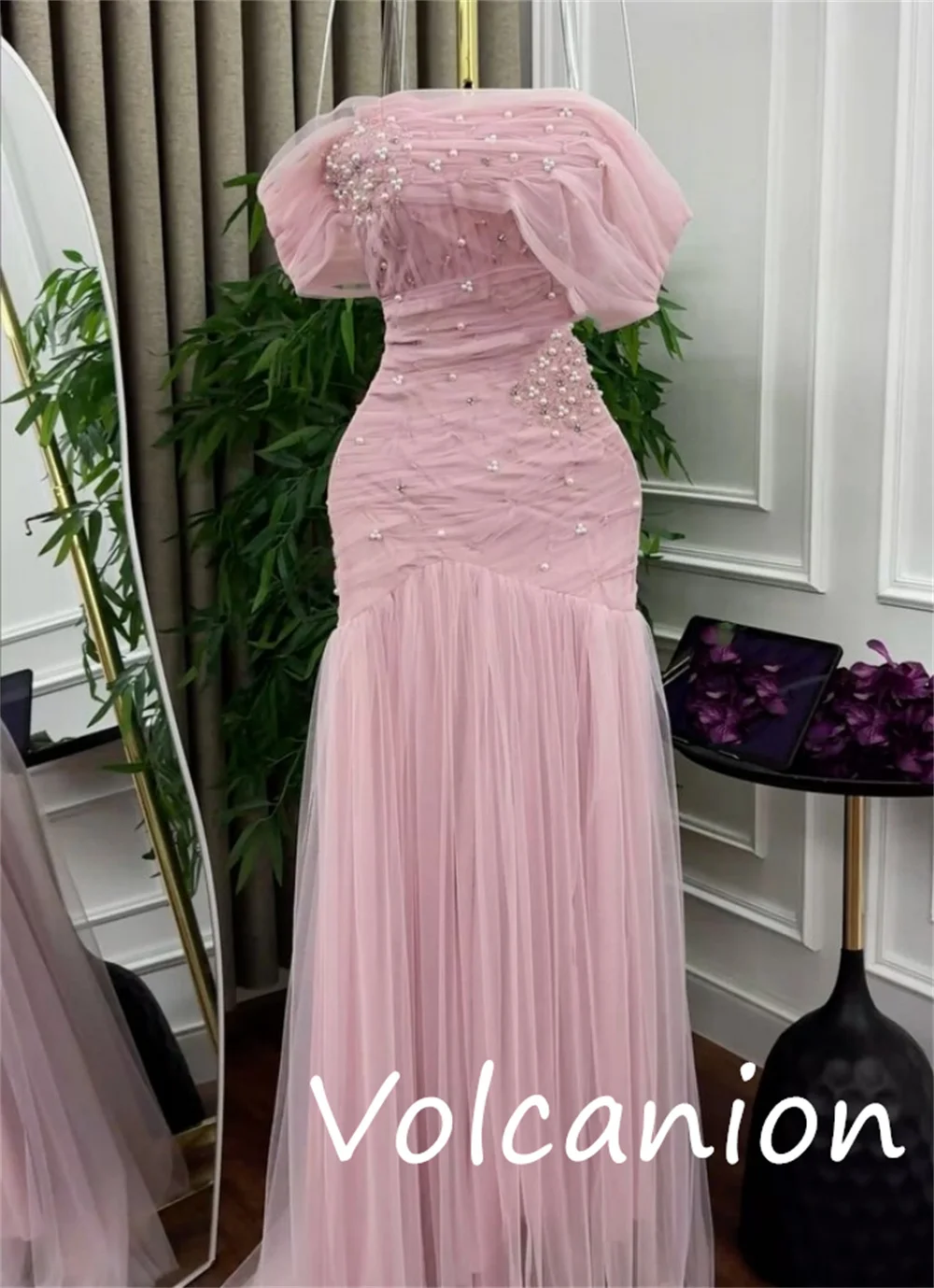 Gaun Panjang Off-the-shoulder A-line Wiru Berpayet Jaring Gaya Modern yang Disesuaikan Acara Seksi yang Dipesan Lebih Dahulu