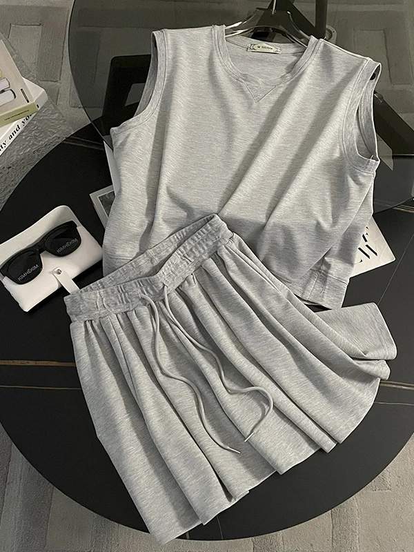 

Модный повседневный спортивный костюм женский летний 2026: новый серый комплект из двух предметов (топ с коротким рукавом и шорты) маленького размера, с круглым вырезом