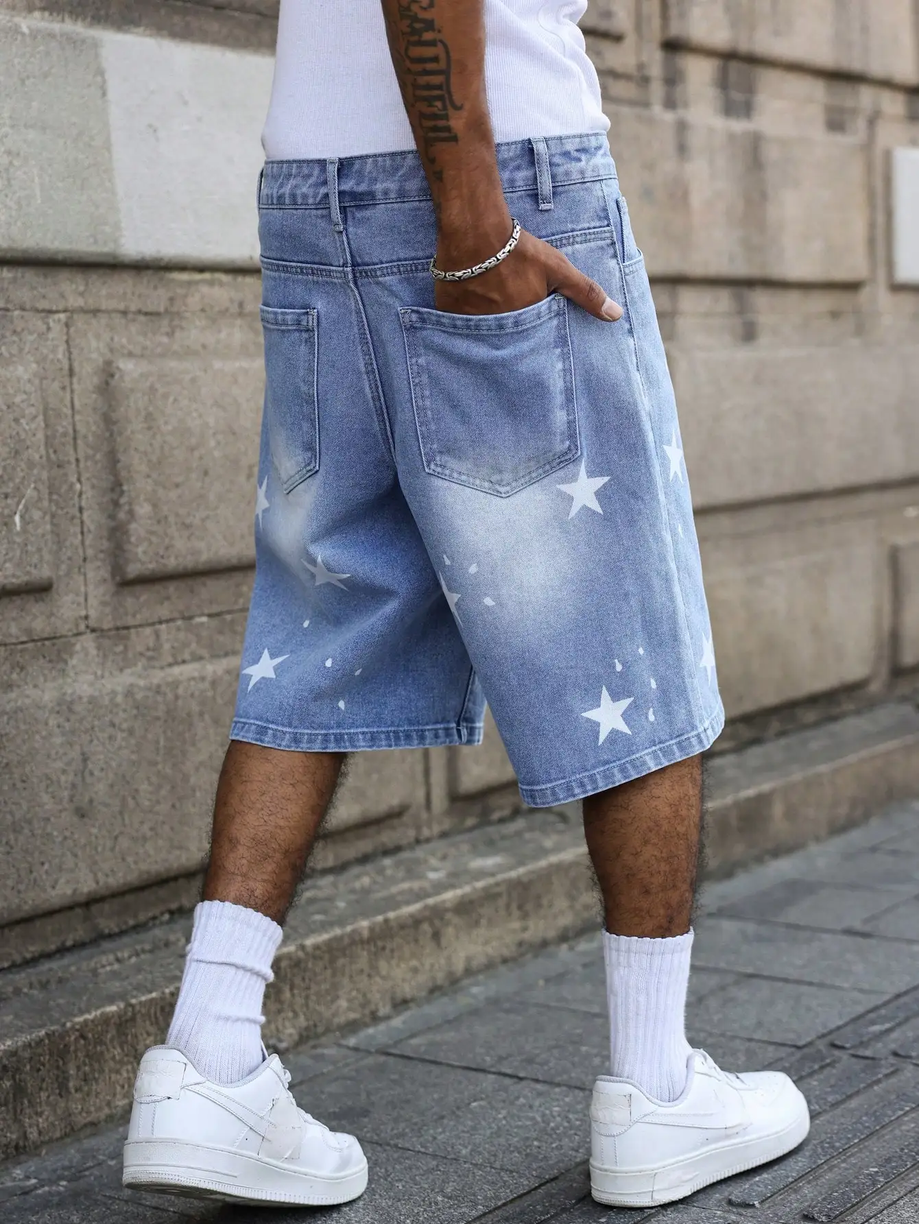 I pantaloncini da uomo in denim blu per la primavera e l'estate, con stelle stampate sulle gambe, sono eleganti e semplici da abbinare.
