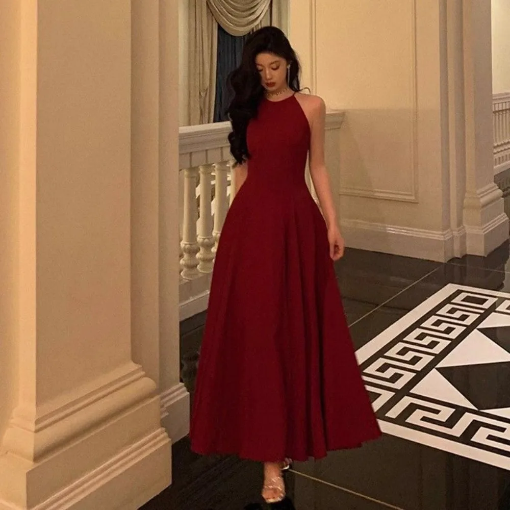 Crimson Elegance Kleid Neckholder Rotes, figurbetontes Maxikleid im französischen Hongkong-Stil Abend Glamour Retro Sirene Ästhetik