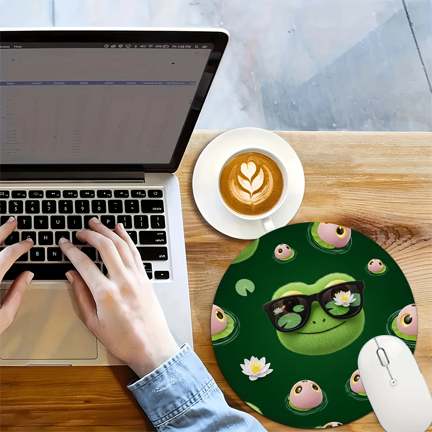 Adorable Frog with Lotus Patte - Laptop Accessories Design recension och pris