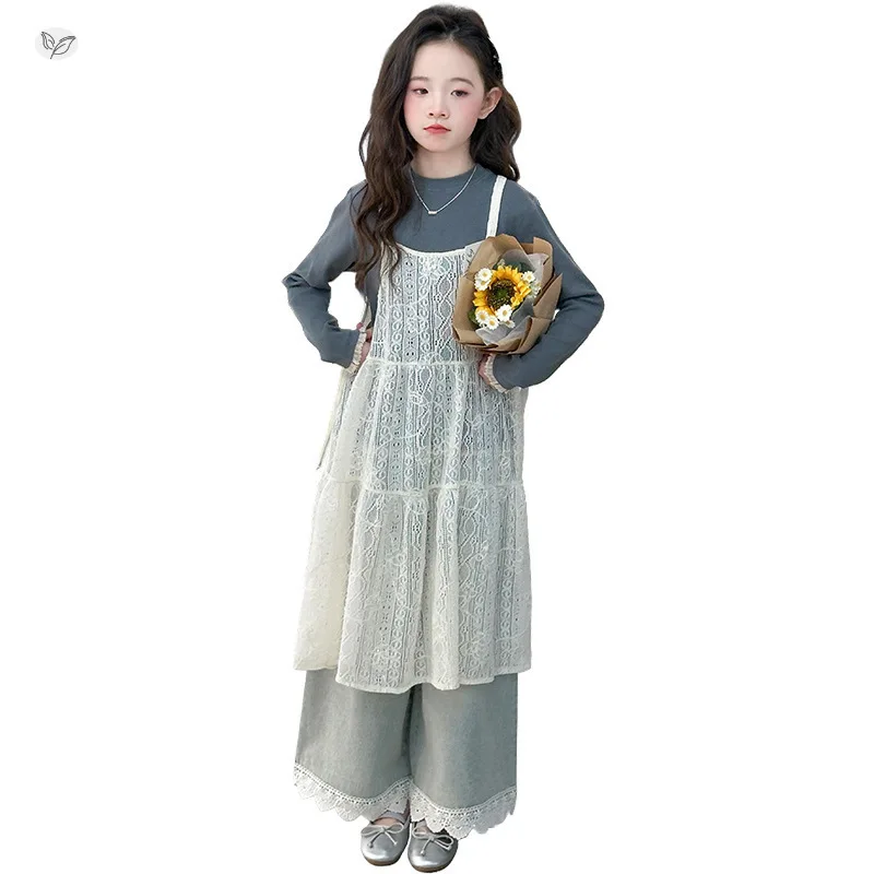 

Костюм для девочек: весенний комплект в литературно-художественном стиле с юбкой на бретелях, кружевными джинсами и топом, для средних и старших детей.