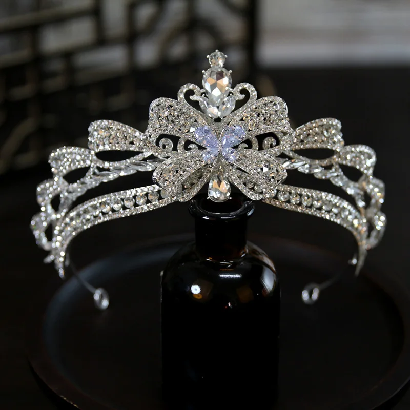 結婚式や誕生日にふさわしい、豪華なリボン付きブライダルクラウン。エレガントなヘアアクセサリーで、花嫁の女性を美しく飾ります。