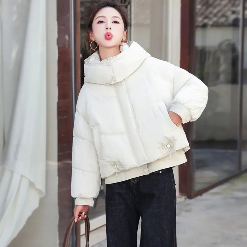 سترة نسائية عصرية كورية 2025New لخريف وشتاء فضفاضة بقلنسوة وسميكة ودافئة قصيرة من الخبز معاطف مبطنة بالقطن قطع علوية للسيدات