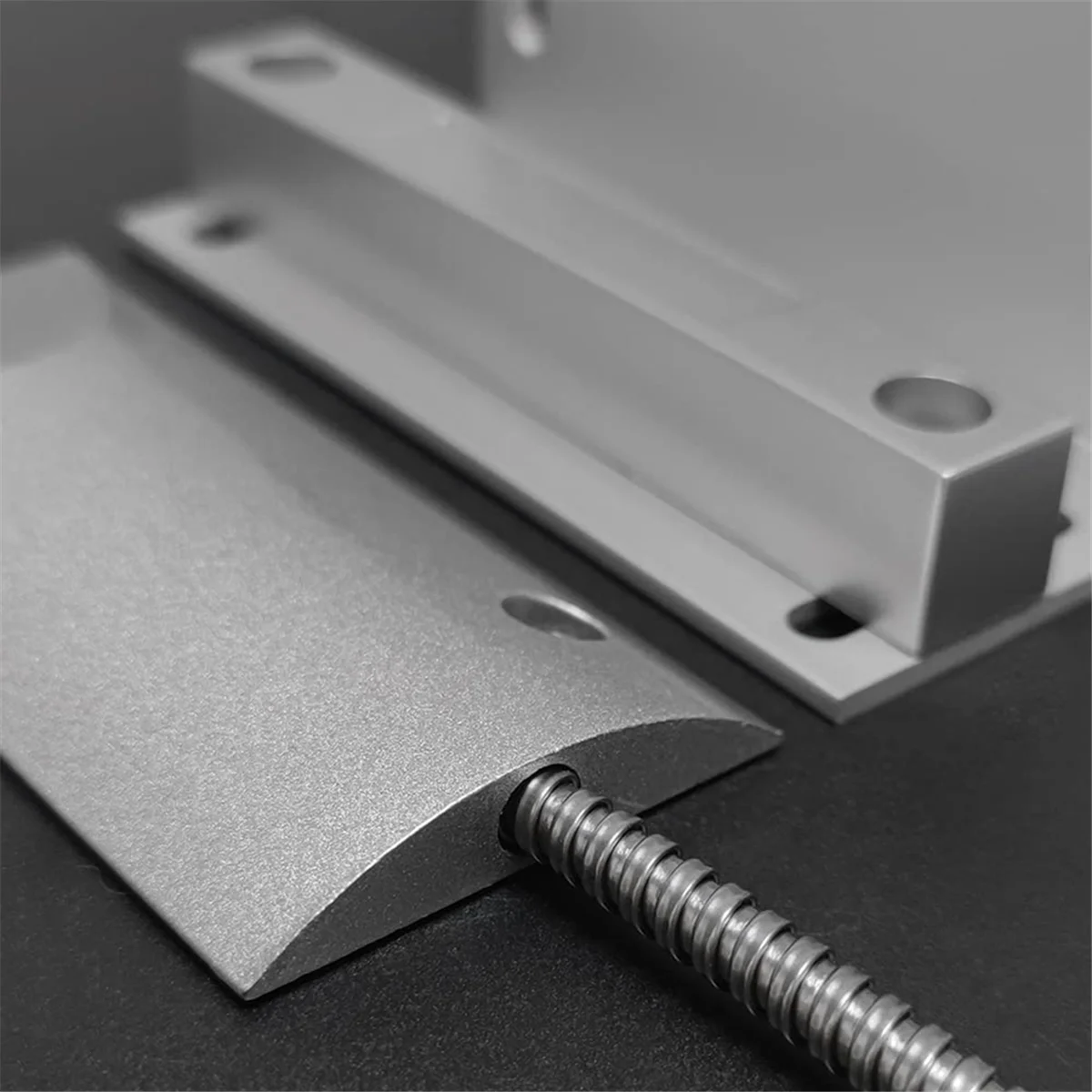 مستشعر إنذار بمفتاح مغناطيسي، اتصالات باب المرآب العلوي مع دعامة L