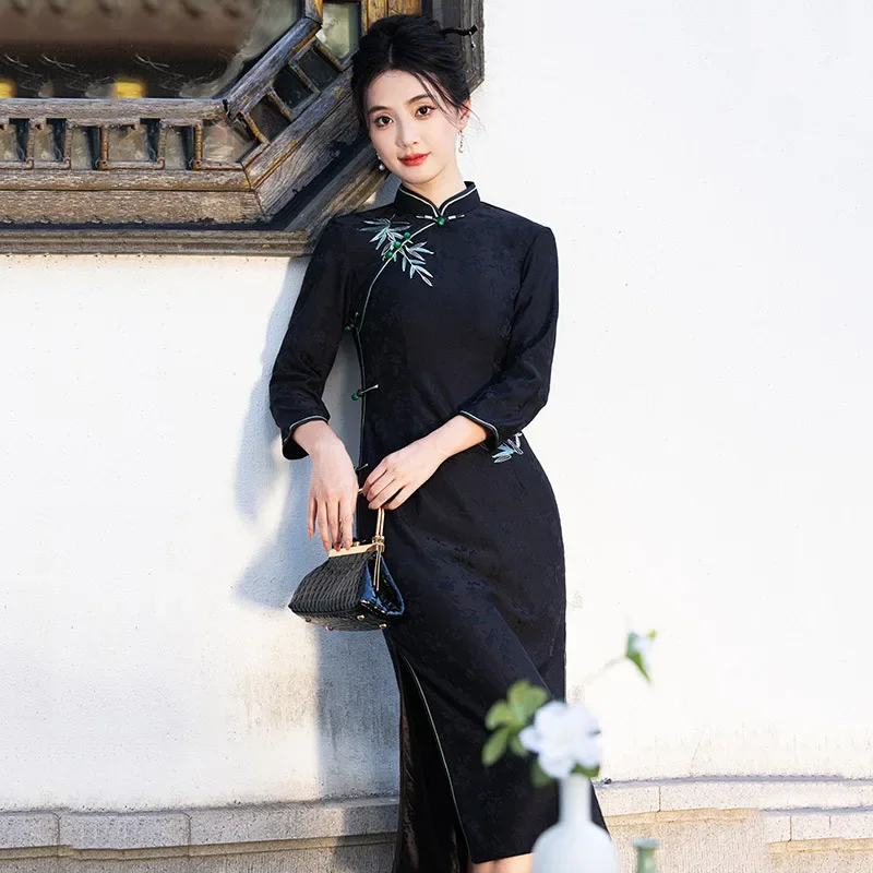 

Черное длинное улучшенное платье Cheongsam в китайском стиле с вышивкой, новинка 2024, осенне-зимнее платье Ципао с длинными рукавами в стиле ретро для молодых женщин