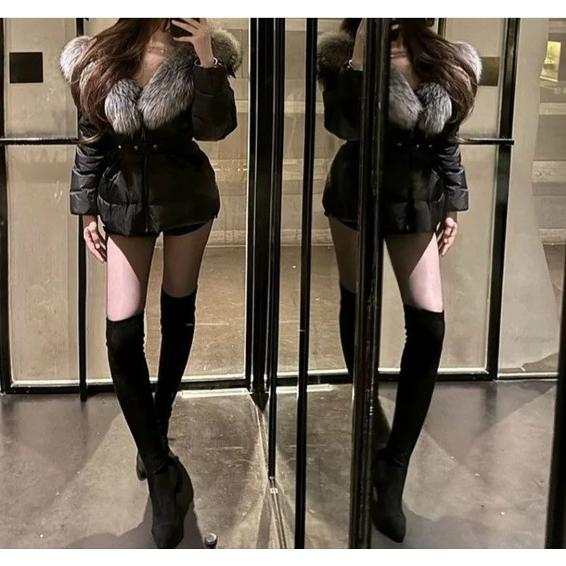 Abrigo acolchado de algodón negro para mujer, estilo corto con cuello de piel grande de piel sintética, ropa de abrigo súper bonita, moderna y ceñida a la cintura