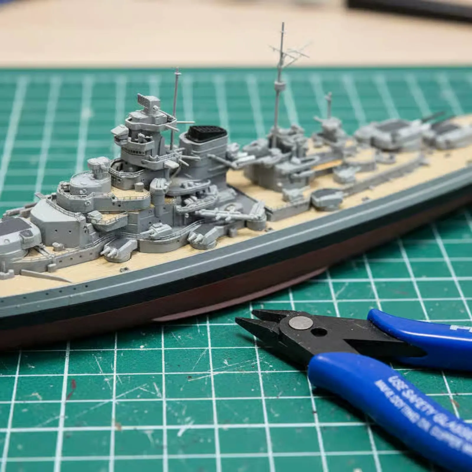 

1:700 Warship Model Pre-Colored Parts Plastic Warship Assembly Kit Glue-No-Glue Naval Ship Model Highly Detailed for Beginners