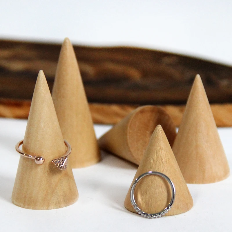 

Стойка для ювелирных изделий ручной работы, стеллаж для выставки товаров, стойка для ювелирных изделий, держатель для колец из цельного дерева, держатель для колец-пирамиды, бревенчатый цвет.