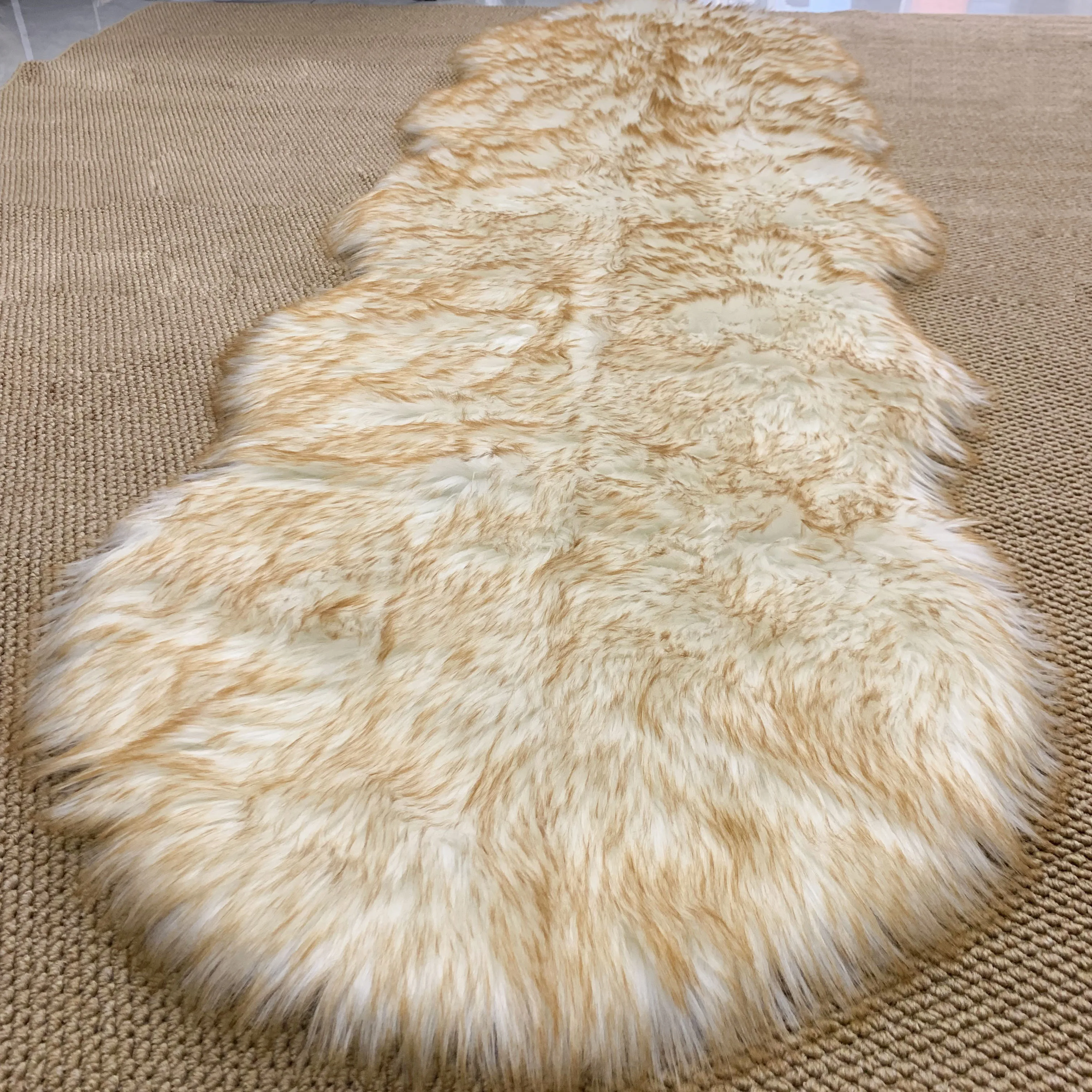 Flauschiger Plüschteppich mit künstlichem Schaffell, ultraweicher Wohnzimmerteppich, Sofakissen aus Kunstfell, 2 x 6 Fuß