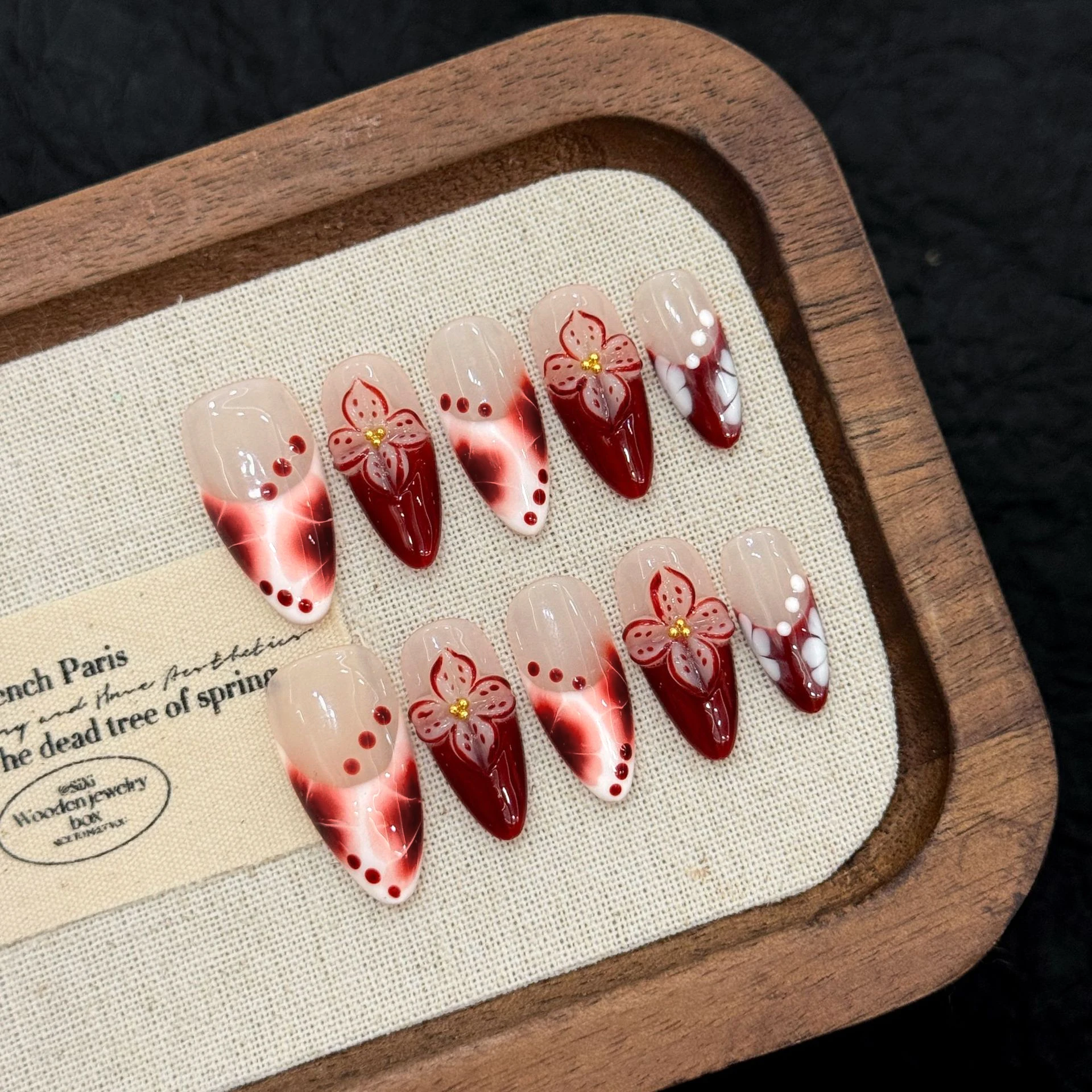 10 stks/zak Wit Rood Zwart Franse Tropische Bloemen Kat Magnetisch Effect Handgemaakte Druk Op Nagels Amandel Afneembare Kunstnagels