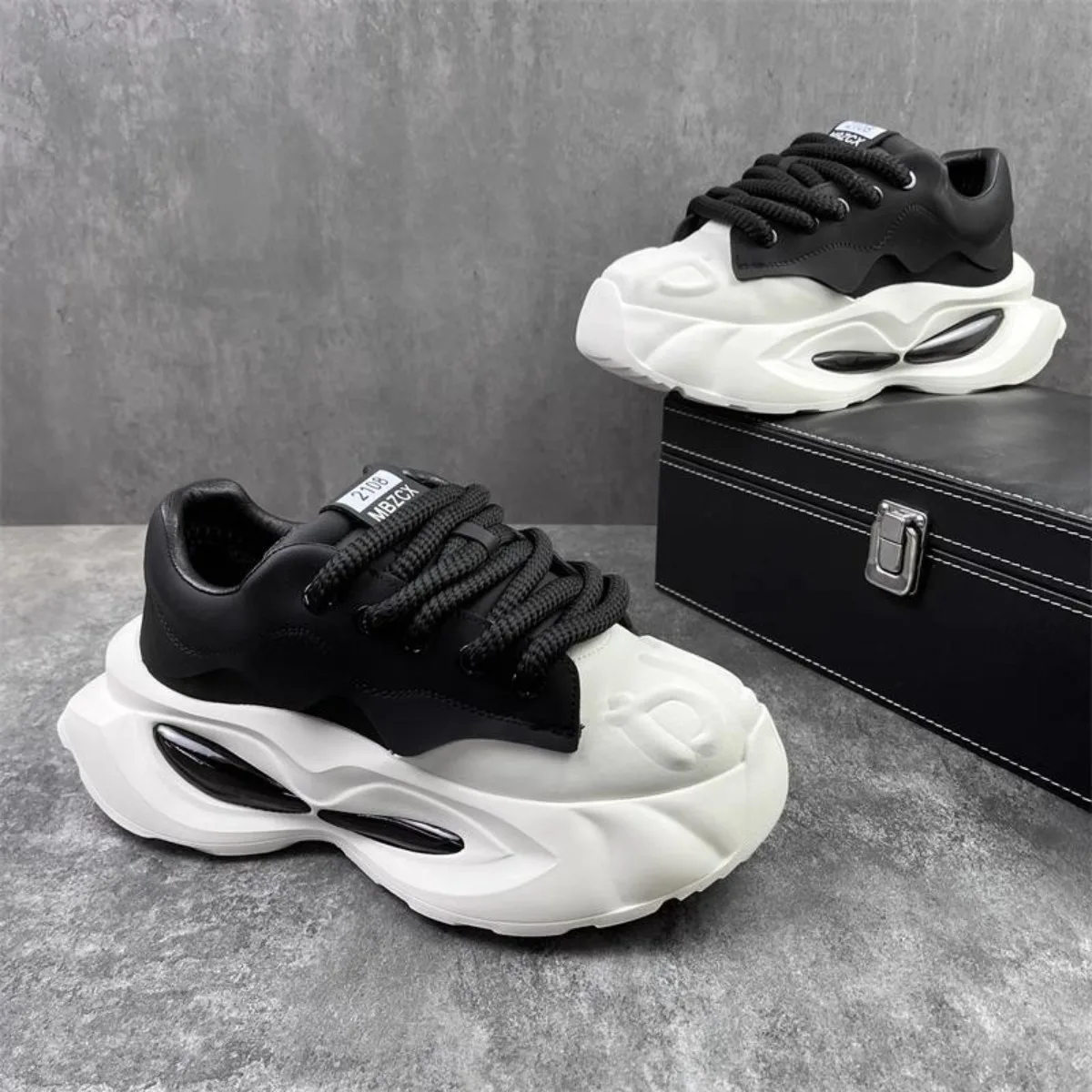 أحذية رياضية مكتنزة للرجال ذات نعل سميك أحذية لزيادة الارتفاع مع جزء علوي من الجلد ونعل ناعم أحذية رياضية غير رسمية لجميع المواسم