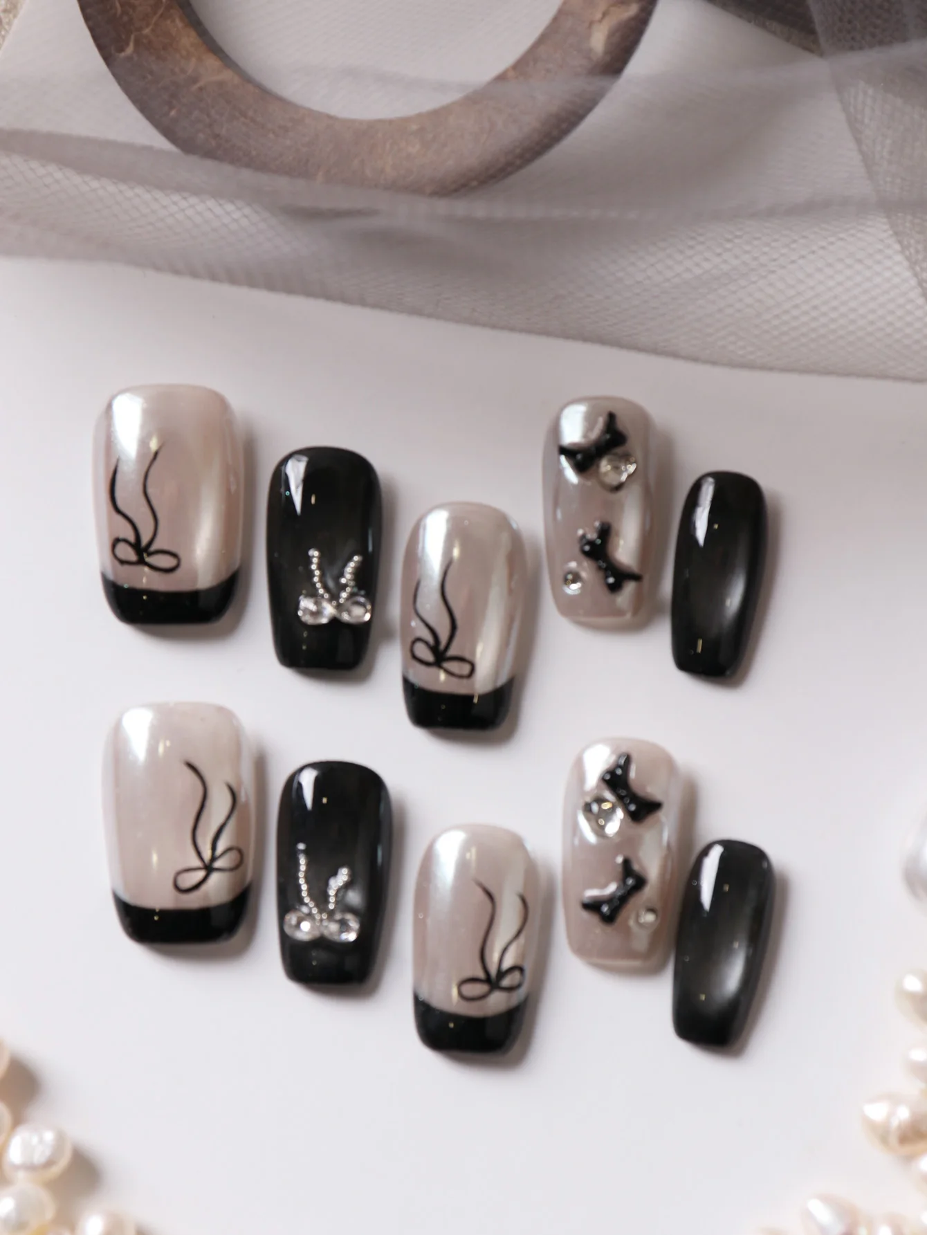 10 Stück Aufklebenägel Kurze Schwarze Nägel Spiegeloberfläche Französische Aufklebenägel Inklusive 1 Blatt Klebestreifen & 1 Stück Mini-Feile