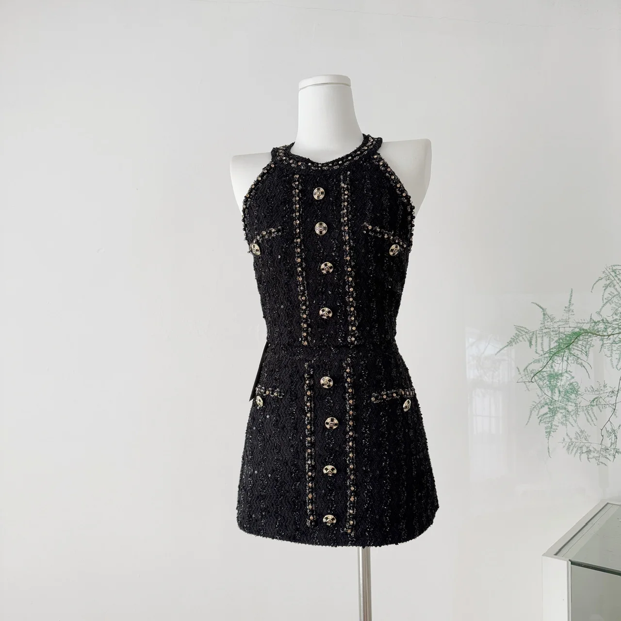 

Роскошный женский комплект: черный жилет с бриллиантами и короткая юбка с круглым вырезом