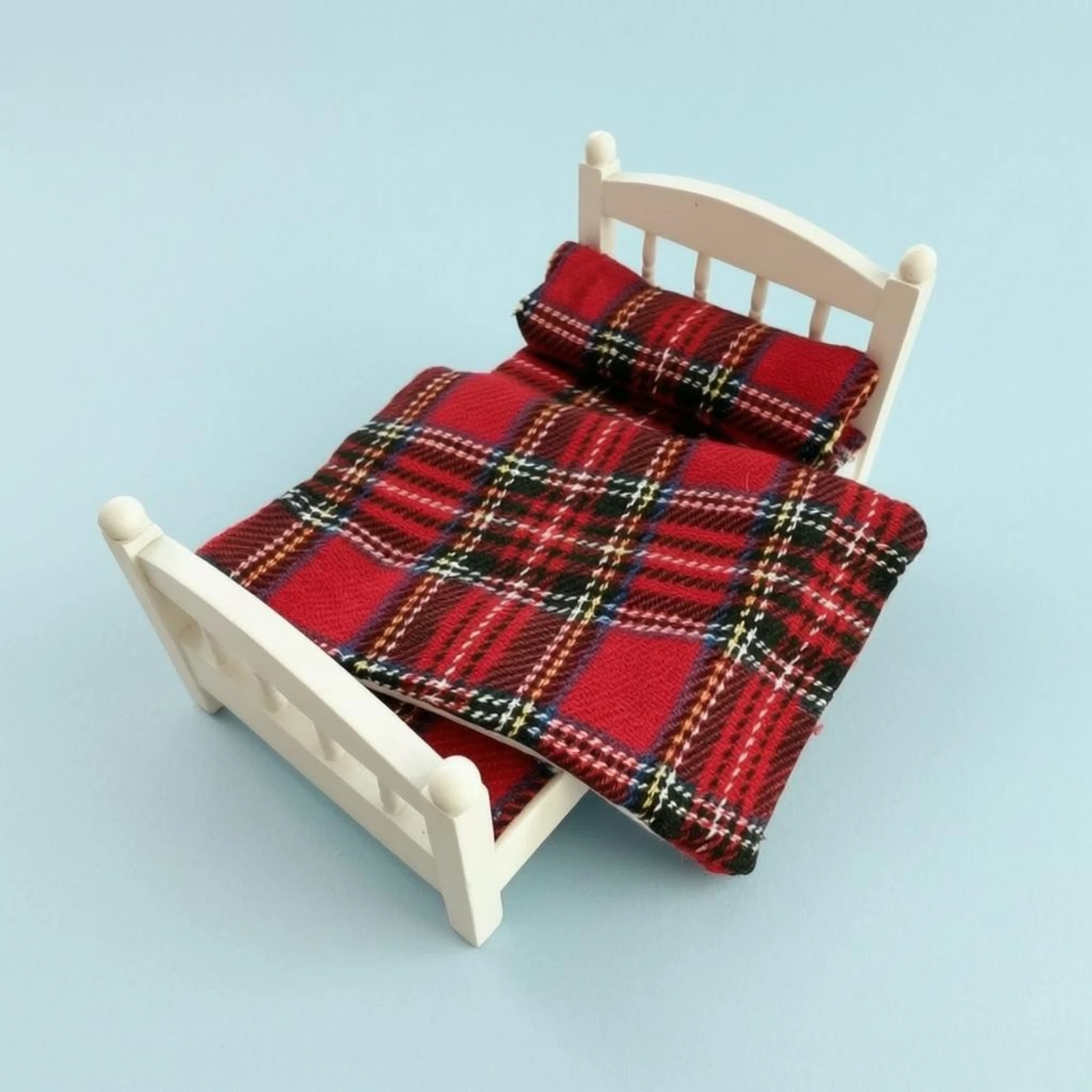 Cuna en Miniatura para Bebé, Roja a Cuadros, Cuna Blanca para Bebé, Mini Cuna, Ropa de Cama Textil, Accesorio para Casa de Muñecas, Manta Plana con Diseño de Cubierta