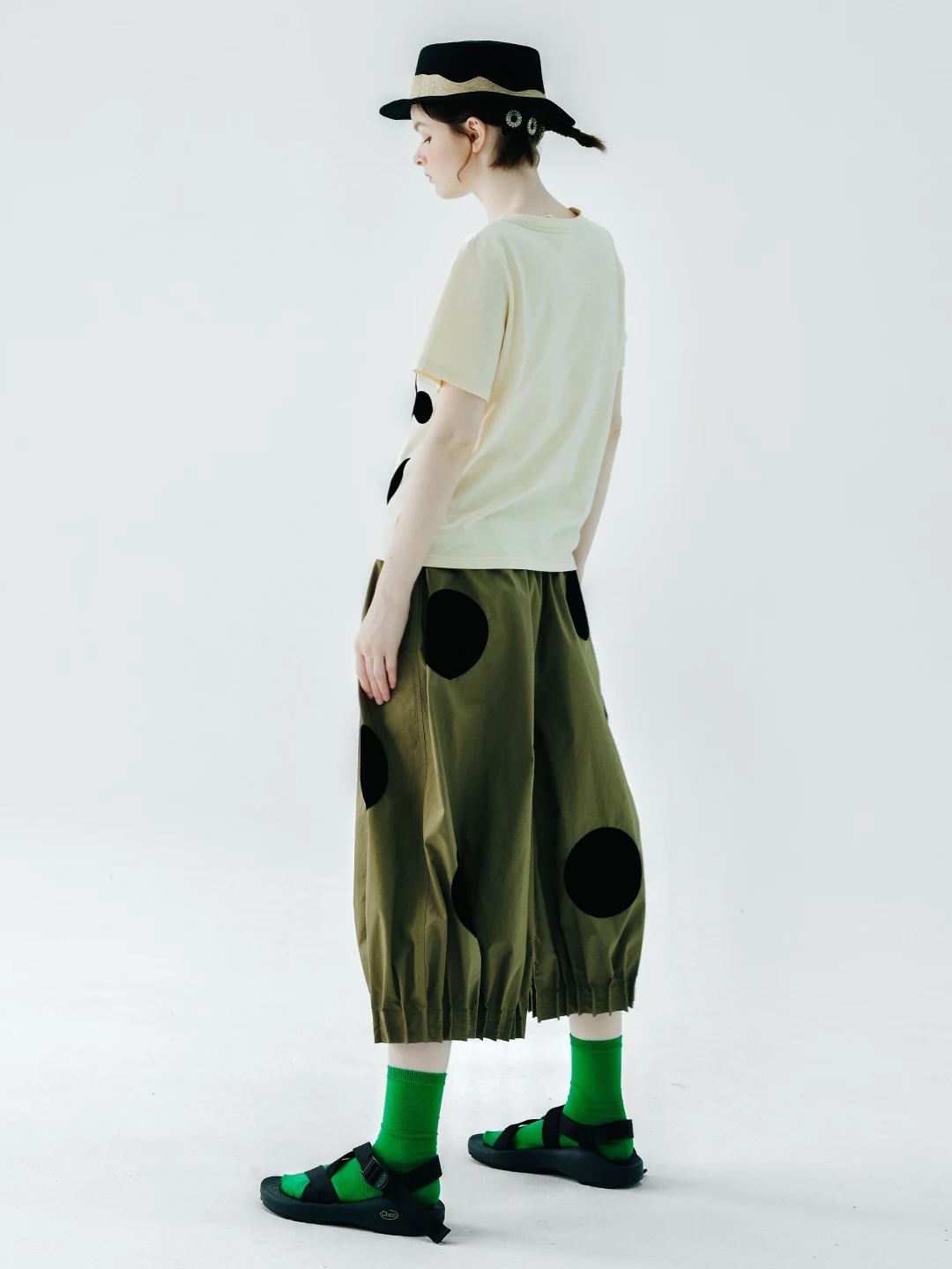 スタイリッシュなミリタリーグリーンの水玉模様のカフスパンツ、快適なコットン生地、毎日のカジュアルな集まりに不可欠、リリース 234131