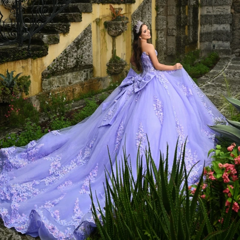 Abiti Quinceanera lucidi color lavanda con spalle scoperte Applique in pizzo con perline Fiocco di cristallo Corsetto in tulle Festa di compleanno Abito dolce 16