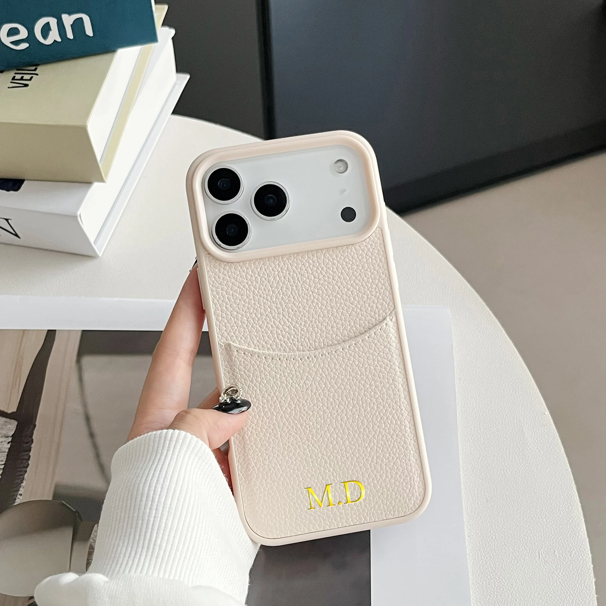 Personalisierte Kartenhülle mit Namensaufdruck für iPhone 12 13 14 15 16 17 18 Pro Max Plus Air aus Kunstleder mit Goldfolienprägung – Detail 6