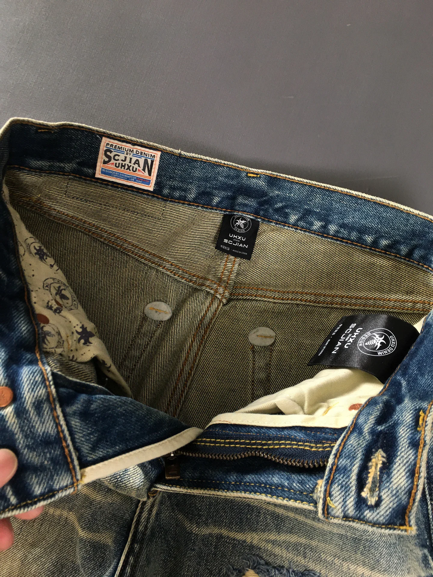 جينز ممزق ثقيل الوزن للرجال خريف/شتاء فضفاض مستقيم الساق 100% قطن رقعة التفاصيل العلامة التجارية العصرية السراويل خمر المتمردين