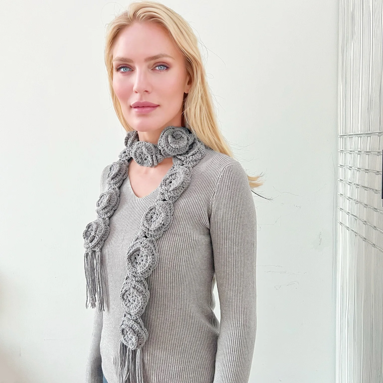 

Вязаный крючком розовый ретро художественный трехмерный женский шарф с кисточками ручной работы