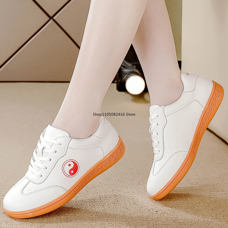 รองเท้าไทชิสำหรับผู้หญิง รองเท้าศิลปะการต่อสู้สีขาวสีดำที่สวมใส่สบาย รองเท้าฝึกกังฟูแบบไม่ลื่น รองเท้าผ้าใบสำหรับผู้หญิงสำหรับกิจกรรมกลางแจ้ง