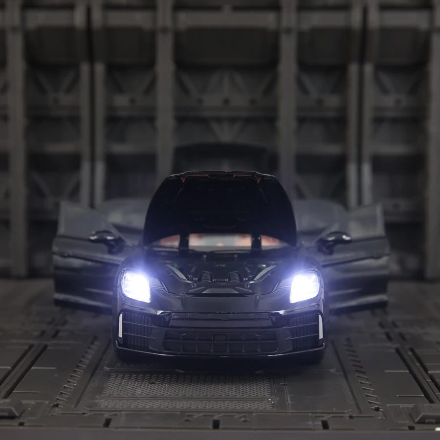 1:24 تحاكي نموذج سيارة بورش باناميرا المصنوعة من خليط معدني، وجمع أبواب السيارة التي يمكن فتحها بالصوت والضوء، وزخارف السيارة الخارقة