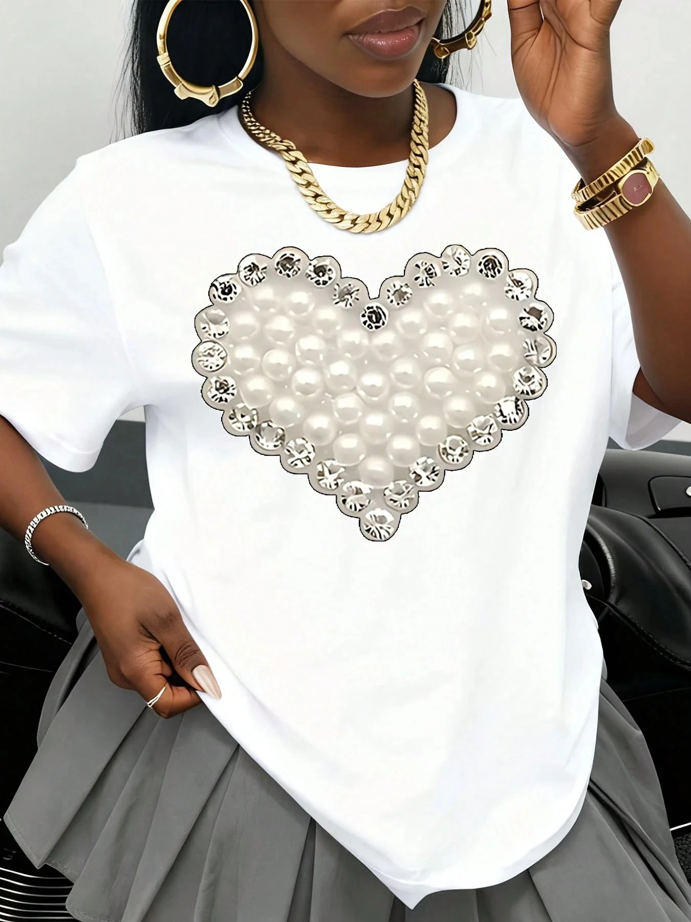 تي شيرت نسائي على شكل قلب مطبوع عليه لؤلؤ وكريستال طازج ونظيف متعدد الاستخدامات بأكمام قصيرة للمناسبات الرومانسية