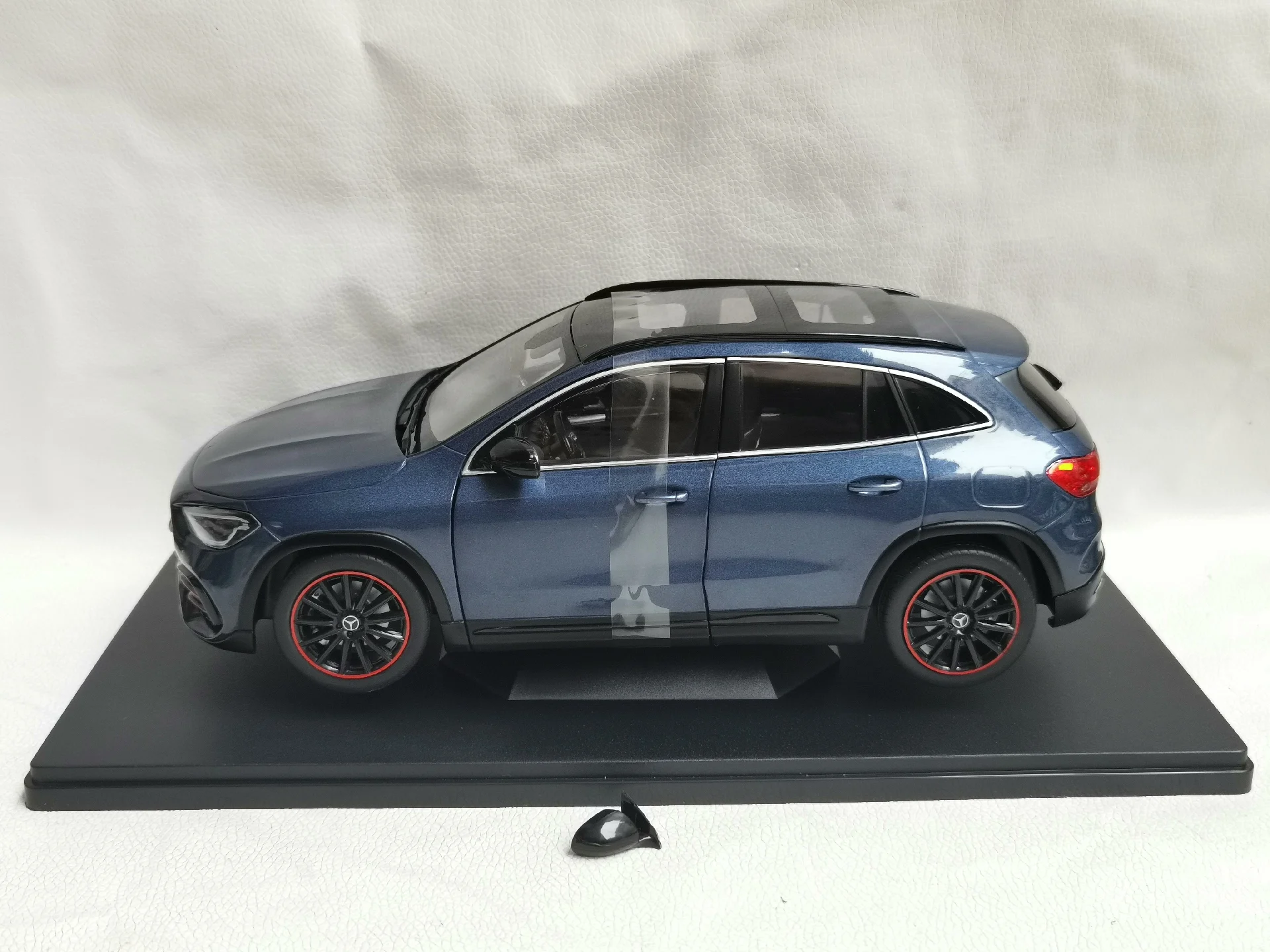 Diecast IXO 1:18 Scale Mercedes Benz GLA AMG LINE Alloy Car Model Collectible Toy Gift Souvenir Display Ornaments