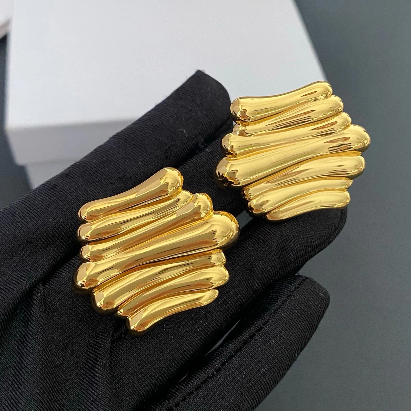 Europe Designer Gold Silver Geometric Irregular Line Earrings Woman Top Quality Daily Versatile Jewelry Accessories