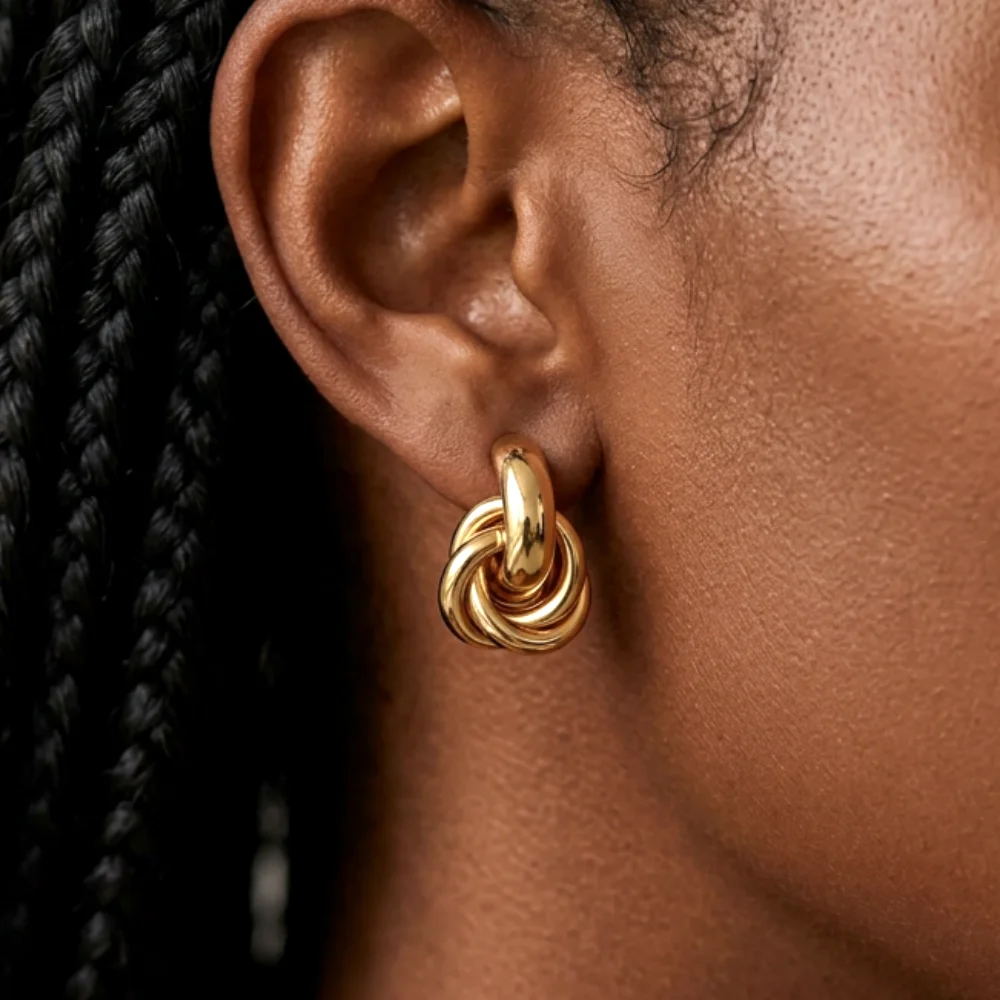 Twists Gold-Silberfarbene Knoten-Creolen im koreanischen Stil für Damen – Glänzende, trendige Ohrringe mit Schmetterlings-Ohrstecker für den Alltag – Detail 2