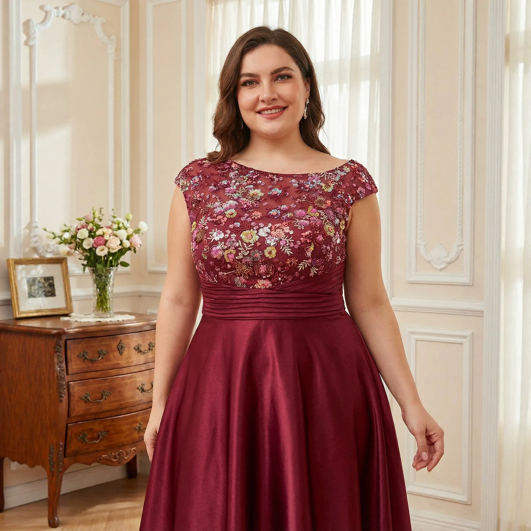 Abito lungo in raso bordeaux taglie forti con ricamo floreale, scollo a barchetta, maniche a cappuccio, vita arricciata, linea ad A fluida, per la madre della sposa, da sera