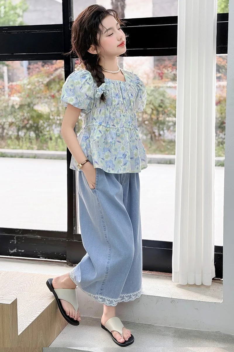 Mädchenanzug Sommer 2026: Blumenmuster Puffärmel-Top mit eckigem Ausschnitt und weite Jeans mit Spitzenbesatz – Zweiteiliges Set für Kinder – Detail 7