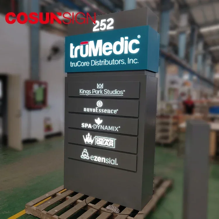 صندوق إضاءة لافتة LED خارجي بتصميم علامة تذكاري حديث للإعلان