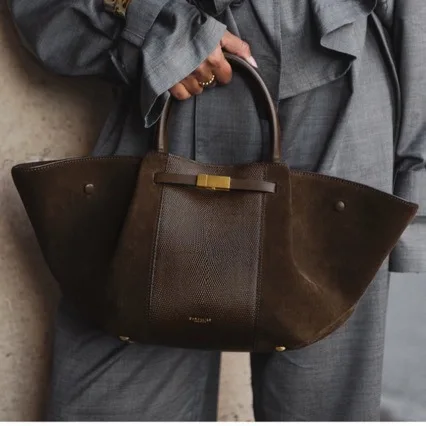 

Стильная повседневная роскошная винтажная сумка для подгузников для женщин, модная кожаная сумка-тоут с классическим дизайном и функцией минималистичной сумки через плечо.