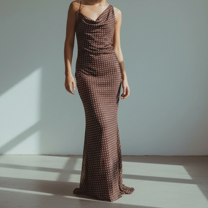 Abito lungo aderente a coda di pesce aderente con stampa a pois senza maniche da donna premium per la qualità delle feste in vacanza al mare Nuovo 2026