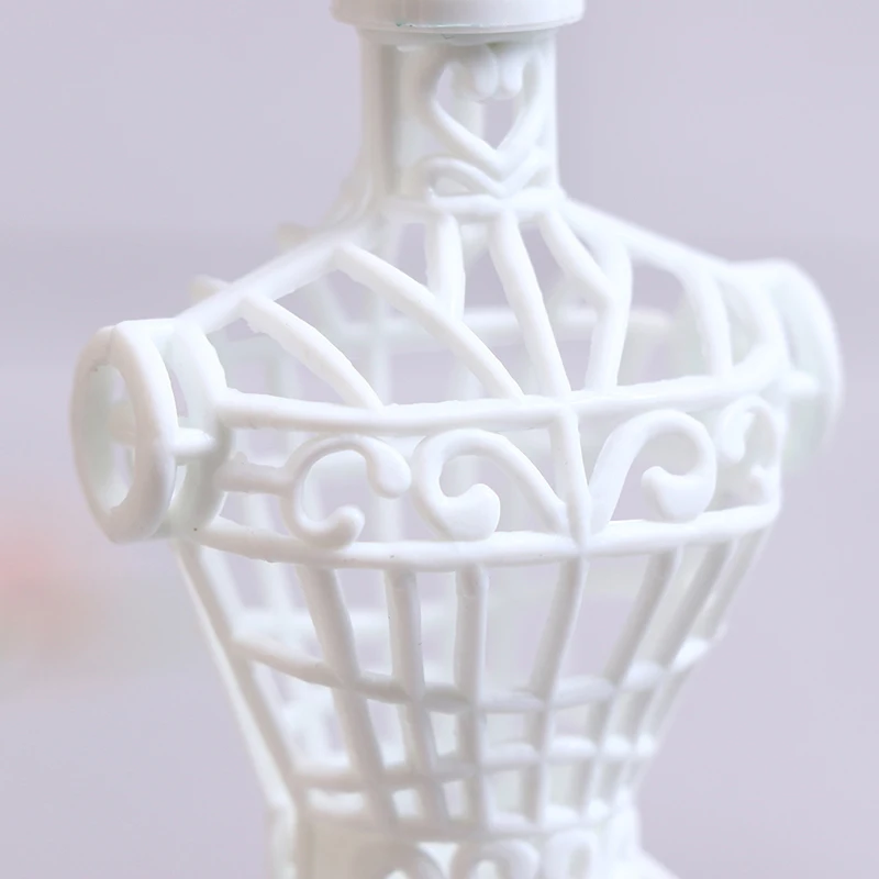 ไม้แขวนเสื้อตุ๊กตาคุณภาพดี 1 ชิ้น ของขวัญตุ๊กตาเด็กผู้หญิง สำหรับอุปกรณ์ตกแต่งบ้าน