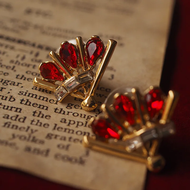 

Faux Ruby Fan Motif Stud Earrings — Gemstone-Accented Tassel, Vintage-Inspired Niche Artisan Jewelry