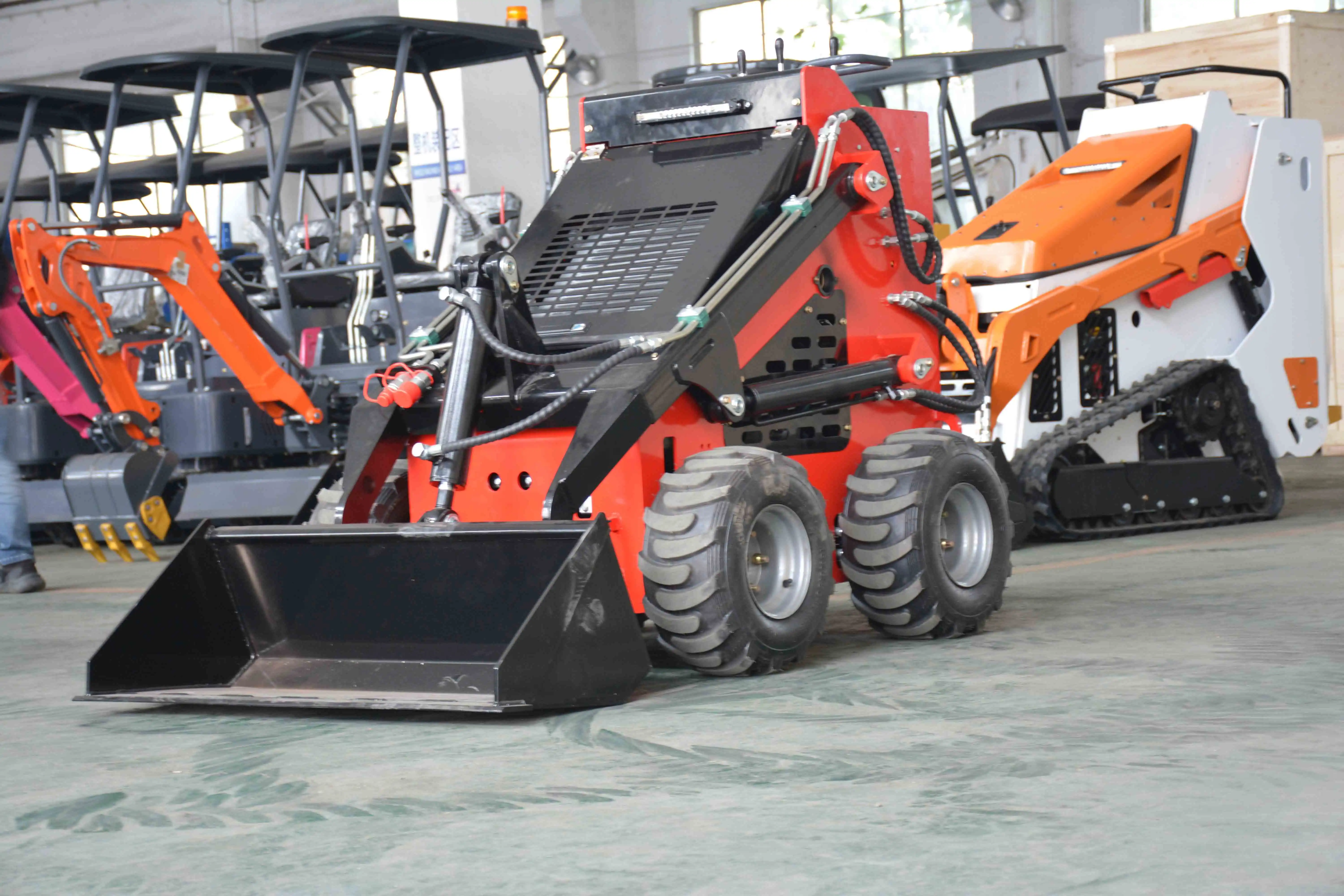 تخصيص 1 طن جرافة انزلاقية ذات جرافة صغيرة رافعة عجل تستخدم للعمل في الأراضي الزراعية المنزلية ومجرفة البناء AST