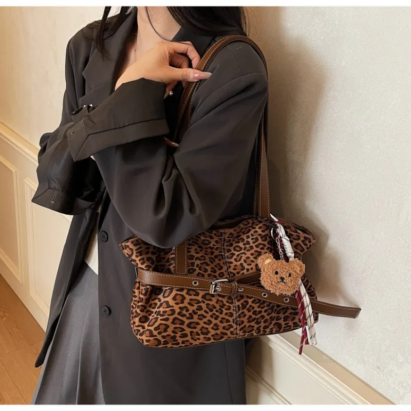 

New Leopard Pattern Handheld Small Square Bag Autumn/Winter Fashionable Atmosphere Underarm Bag Versatile Commuter Shoulder Bag
