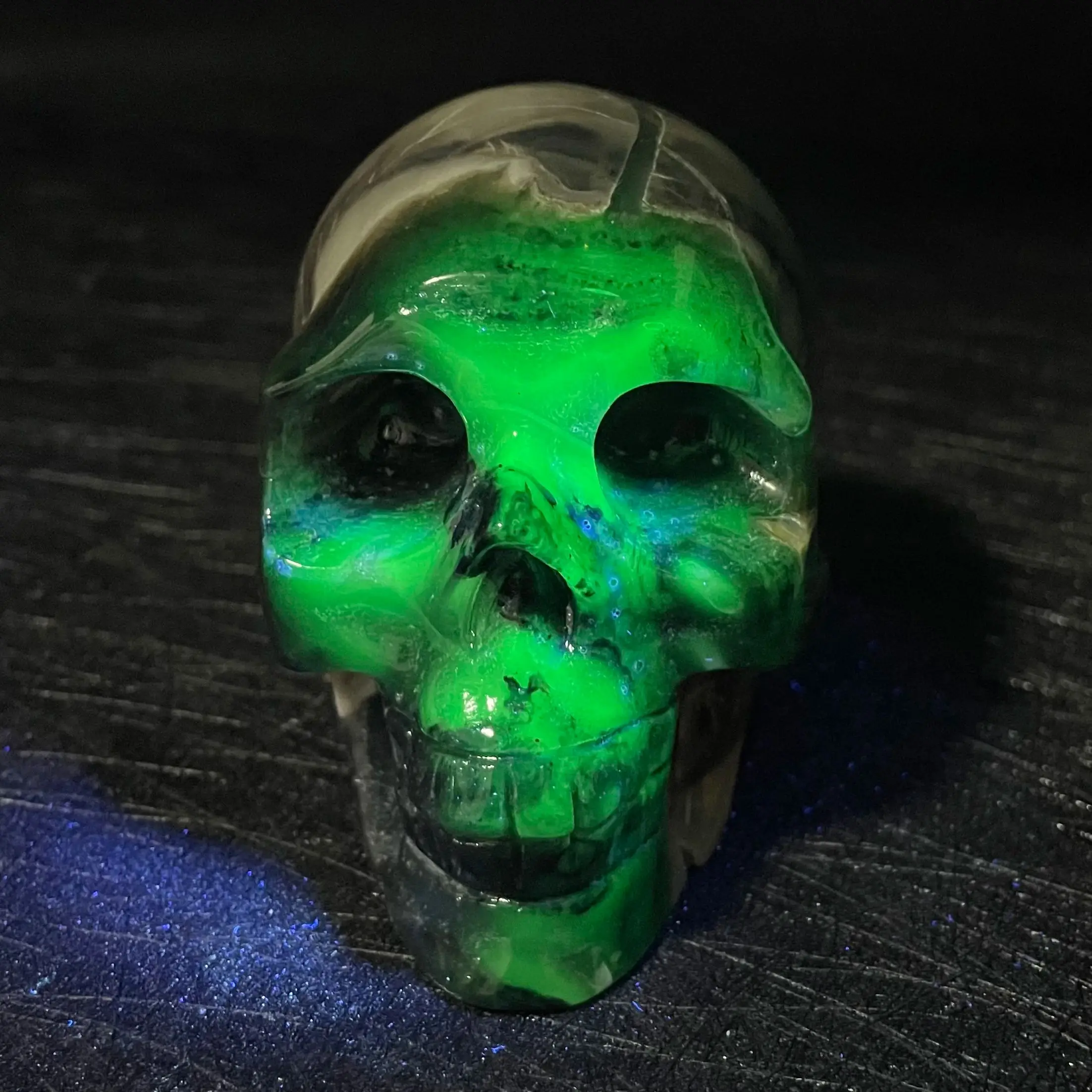 Imagem -02 - Cabeça de Crânio Efeito de Fluorescência Natural Ágata Vulcânica Quartzo Alienígena Pedra Polida Cura Reiki Decoração Presentes