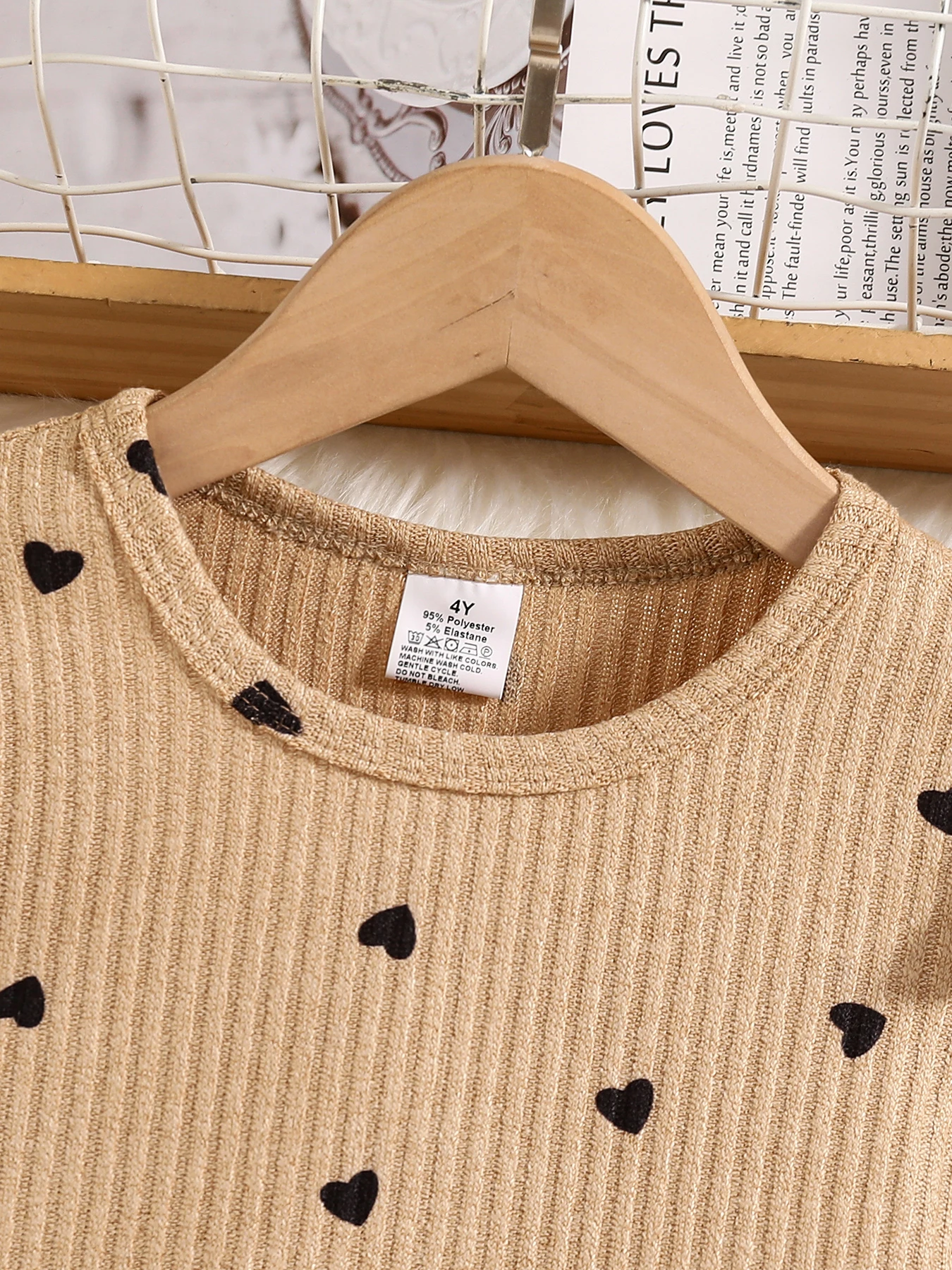 مجموعة مكونة من قطعتين للفتيات في الربيع والخريف: مجموعة تنورة عصرية وأنيقة للفتيات الصغيرات، تتميز بلوزة مضلعة من الدانتيل مع أكمام طويلة وطبعة منقطة على شكل قلب + تنورة سوداء مع زخرفة بأزرار على شكل عقدة على شكل فيونكة للفتيات، مناسبة للخريف ملابس ربيعية مريحة وبسيطة ومتعددة الاستخدامات وناعمة وغير رسمية للأطفال #3