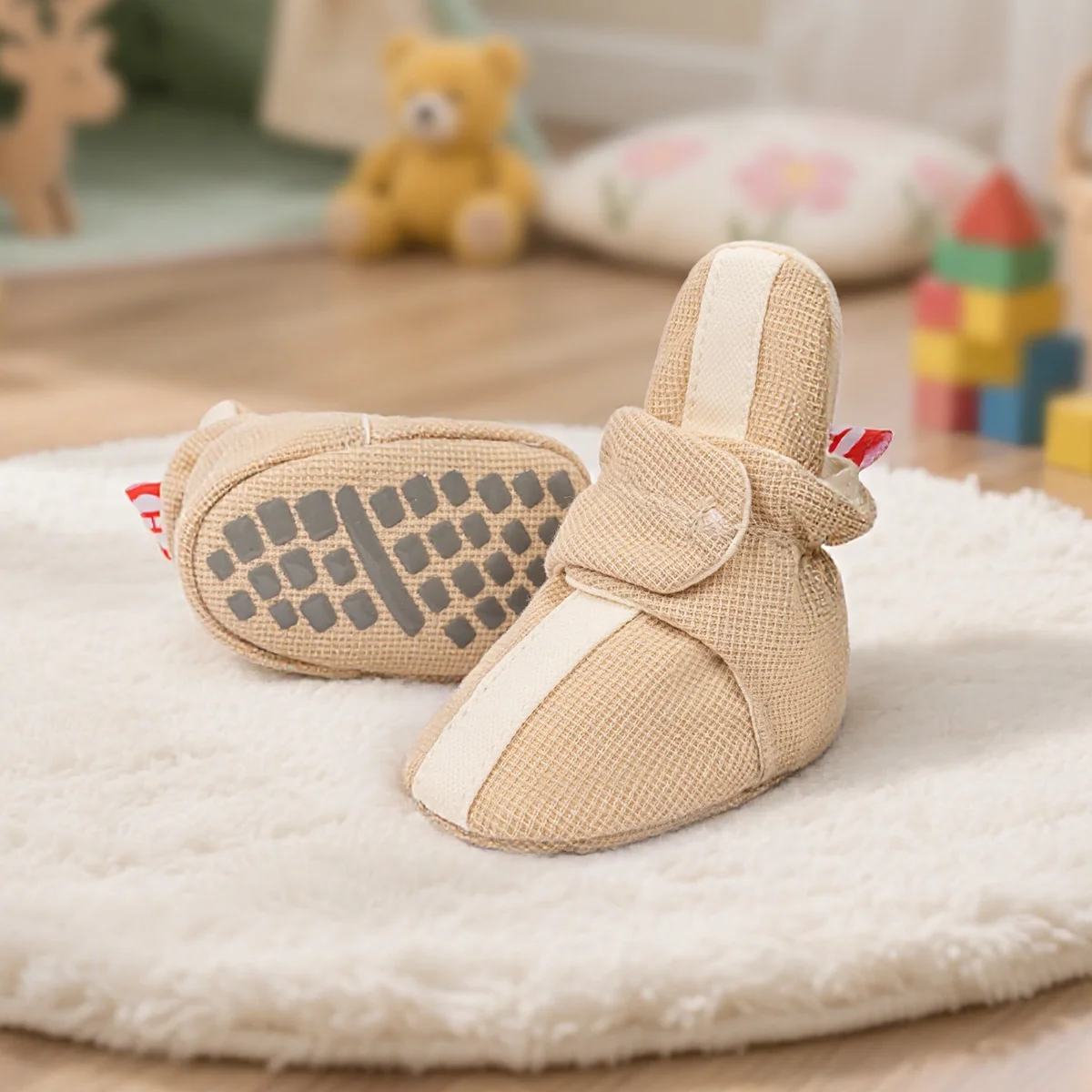 

Новинка 2025 года, обувь для маленьких мальчиков и девочек с цветными блоками, зимняя обувь для малышей на хлопковой подошве, противоскользящие теплые вязаные кроссовки для первых ходунков, 3 цвета