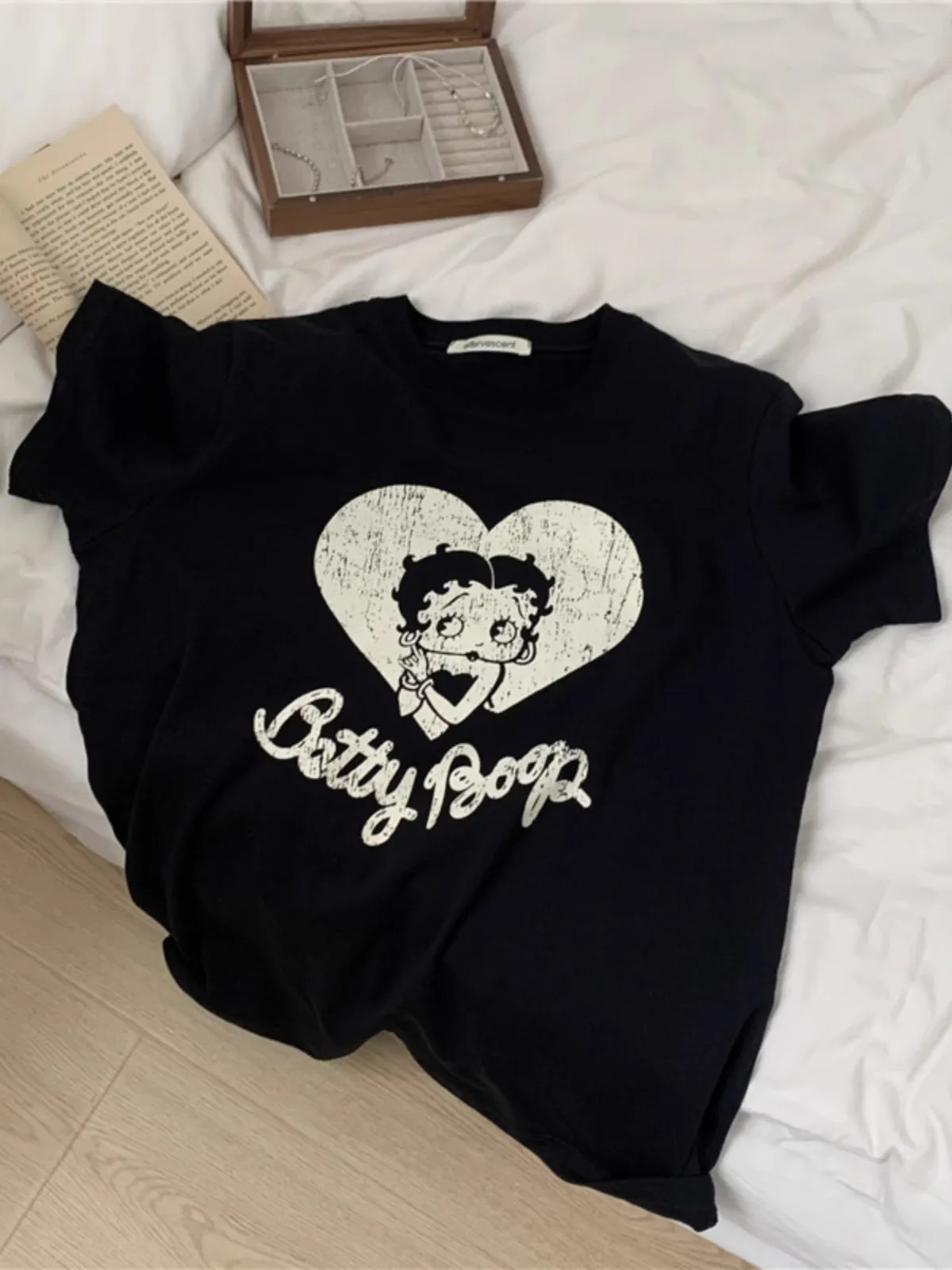 

Женский свободный летний хлопковый топ в корейском стиле, размер 300, винтажный, с эффектом потертости, с принтом в виде сердца, модель Bet Miss or Sve T-irt