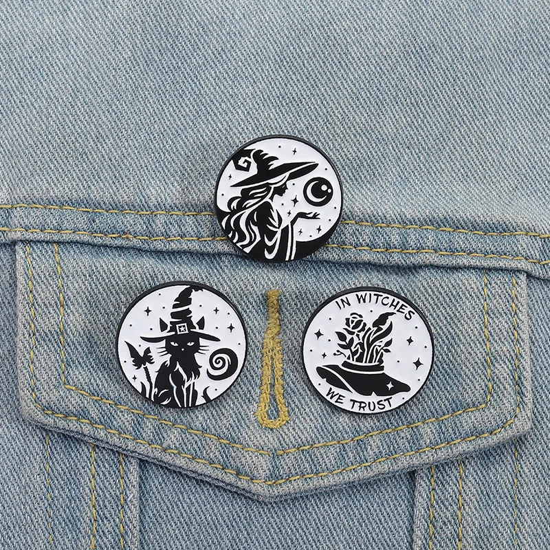 السحرية موضوع بروش دبابيس بسيطة أبيض وأسود نمط ماجيك القط الزهور في الساحرات نحن نثق شارة الصدار التلبيب دبوس كوس مجوهرات