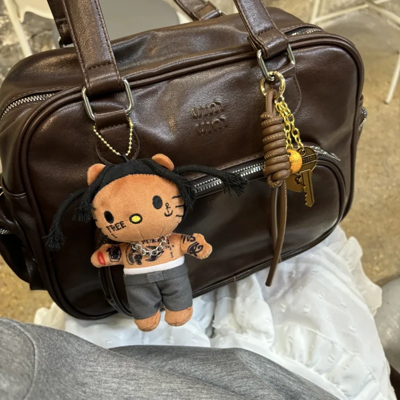 Schattig nieuw model trend zwarte huid rap zanger Hello Kitty cartoon periferie cool meisje veelzijdig pakket hangende hottie pop sleutelhanger