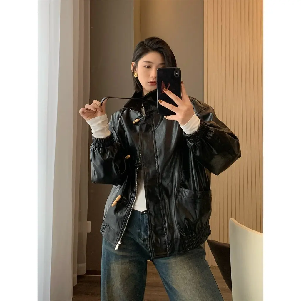เสื้อแจ็คเก็ตหนังผู้หญิง Zedaijai สไตล์เรโทรสำหรับขี่มอเตอร์ไซค์ ดีไซน์ปกมีหัวเข็มขัดมุมแหลม โดดเด่นสะดุดตา สไตล์สาวเท่ แฟชั่นนอร์ดิก
