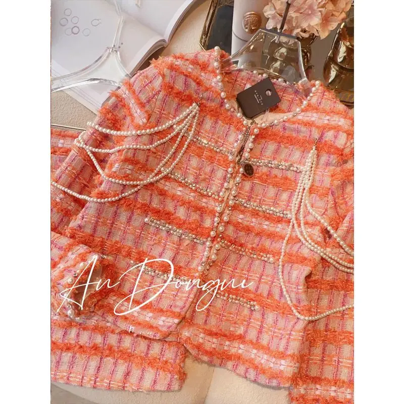 طقم بدلة تويد فاخر للسيدات أنيق بسلسلة من اللؤلؤ سترة قصيرة مطرزة + تنورة صغيرة نحيفة منقوشة مكونة من قطعتين