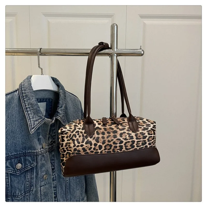 

Fashionable Women's Crossbody-Bag Made Of Fine Leather Boasting Trendy Design And Famous Durable Look​